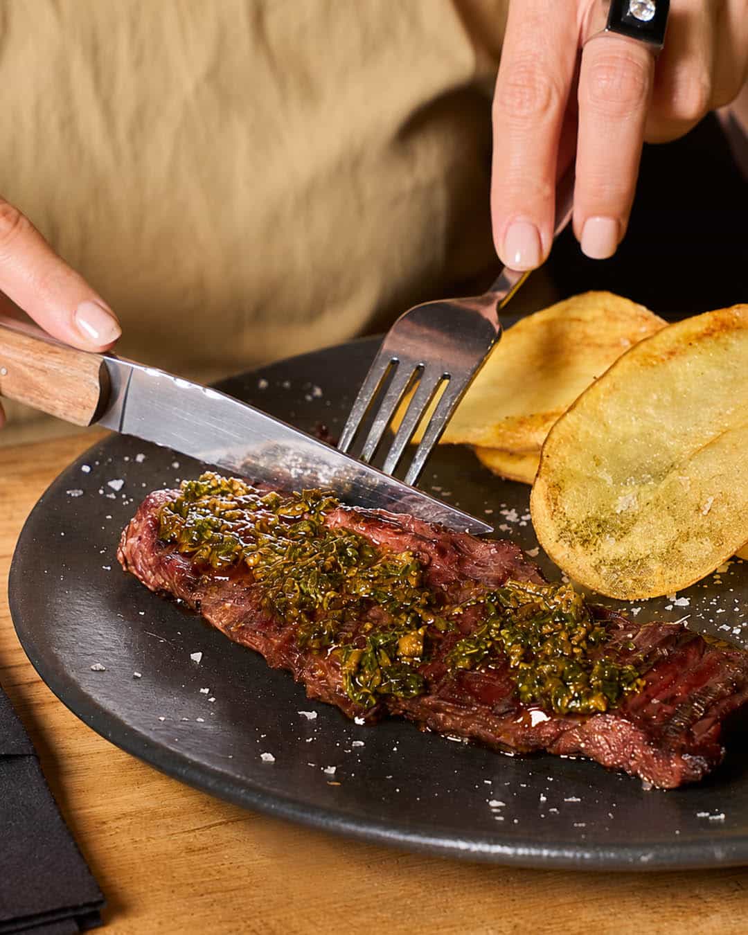 Entraña a la brasa con chimichurri