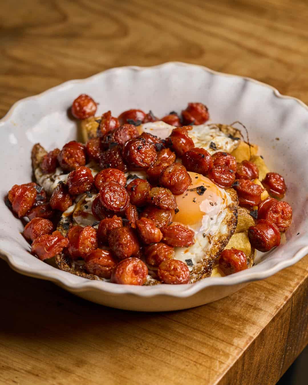 Huevos rotos con patatas y txistorra de Arbizu